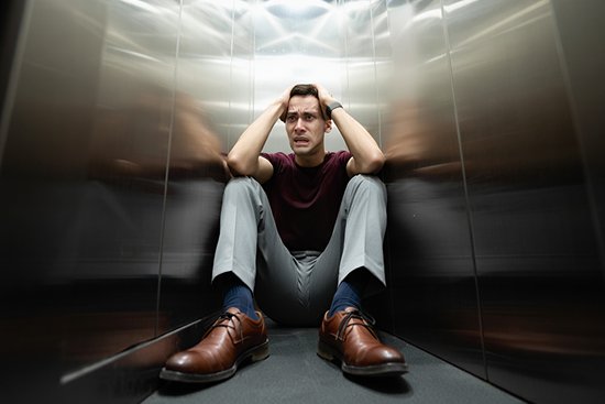 Мужчина застрял в шкафу и у него началась паника